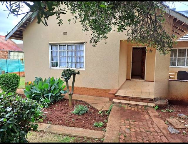 3 BEDROOM HOUSE FOR SALE IN RHODESFIELD
